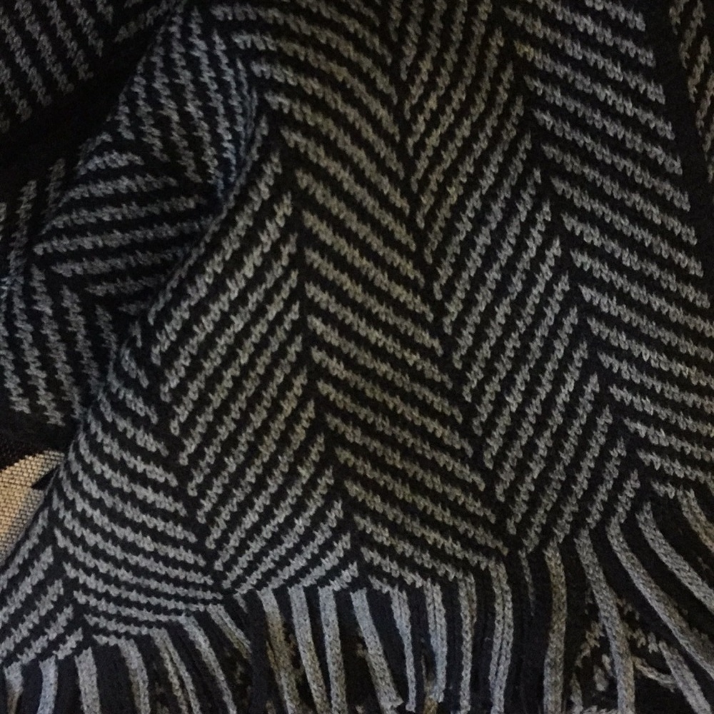 H&M Scarf - Picture 2 of 3
